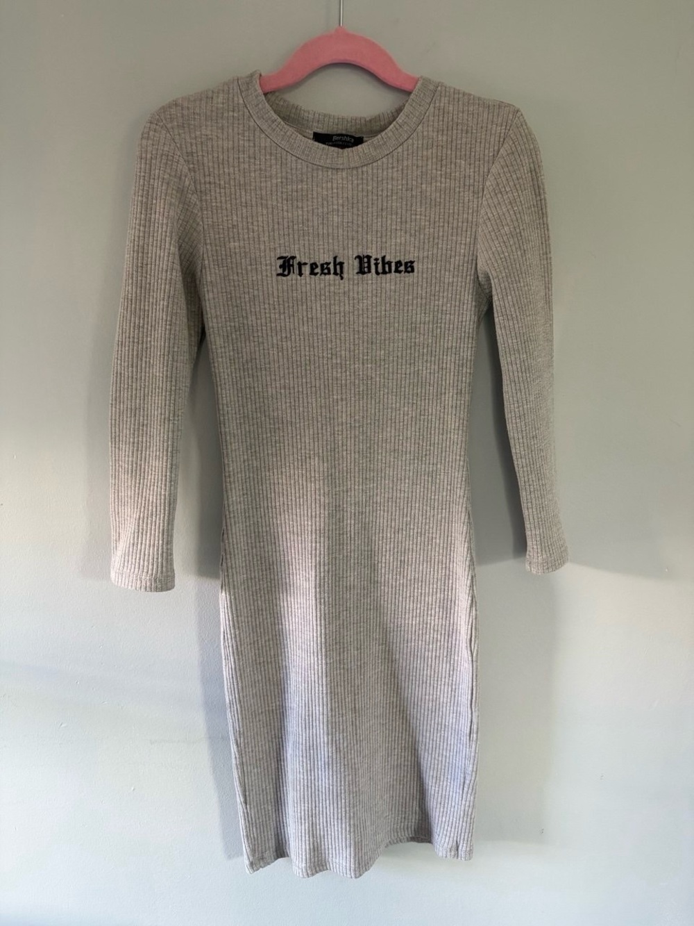 Bershka Light Gray Ribbed Long-Sleeve Midi Dress with 'Fresh Vibes'